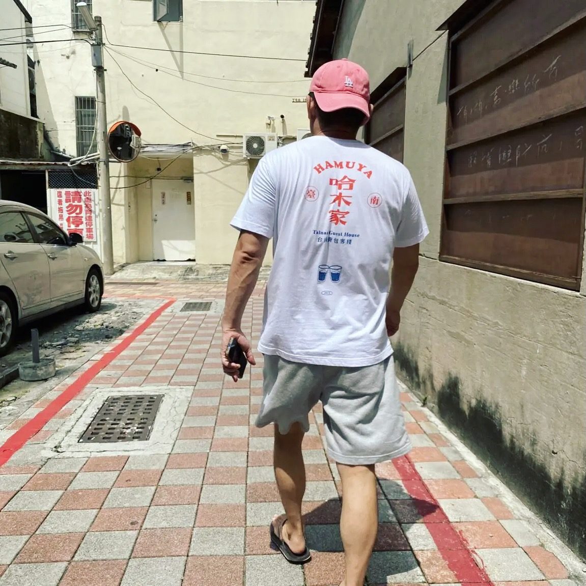 台南の路地を歩くはむさん